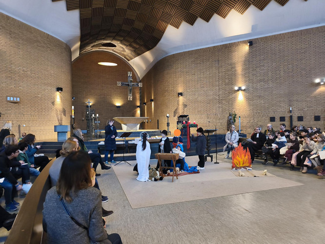 Auf diesem Bild sieht man Kinder beim Krippenspiel