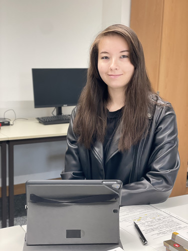 Auf diesem Bild sieht man eine Schülerin aus einer berufsvorbereitenden Bildungsmaßnahme.