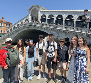 Auf dem Bild sieht man die Klasse 10 in Venedig.