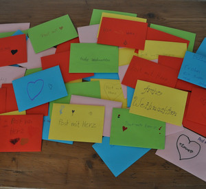 Auf diesem Bild sieht man viele Briefumschläge.