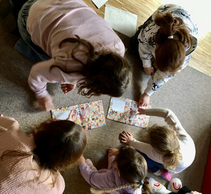 Auf diesem Bild sieht man Schülerinnen beim gemeinsamen Lesen.