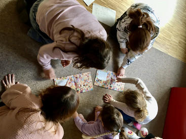 Auf diesem Bild sieht man Schülerinnen beim gemeinsamen Lesen.