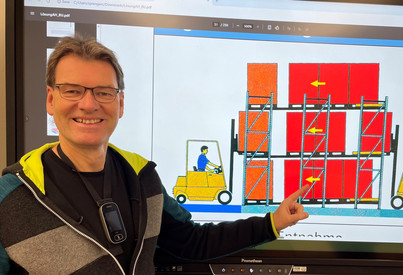 Auf diesem Bild sieht man einen Berufsschullehrer.