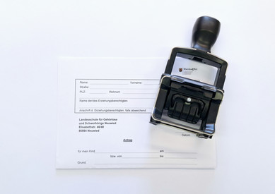 Auf diesem Bild sieht man einen Stempel und einen Brief.