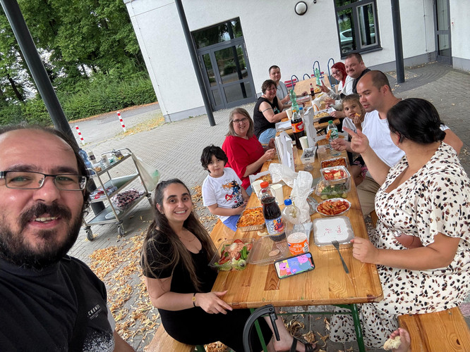 Auf diesem Bild sieht man die Gruppe beim gemeinsamen Essen vor Haus 5.