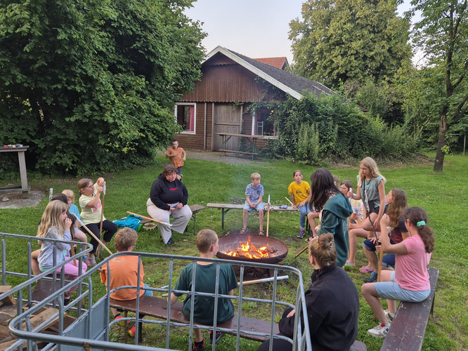 Stockbrot an der Feuerstelle