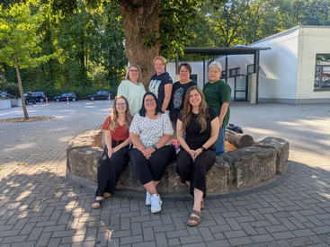Unser Team Auf diesem Bild sieht man die Mitarbeiterinnen des Internats.
