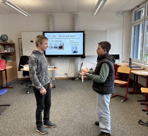 Auf diesem Bild sieht man zwei Schüler.