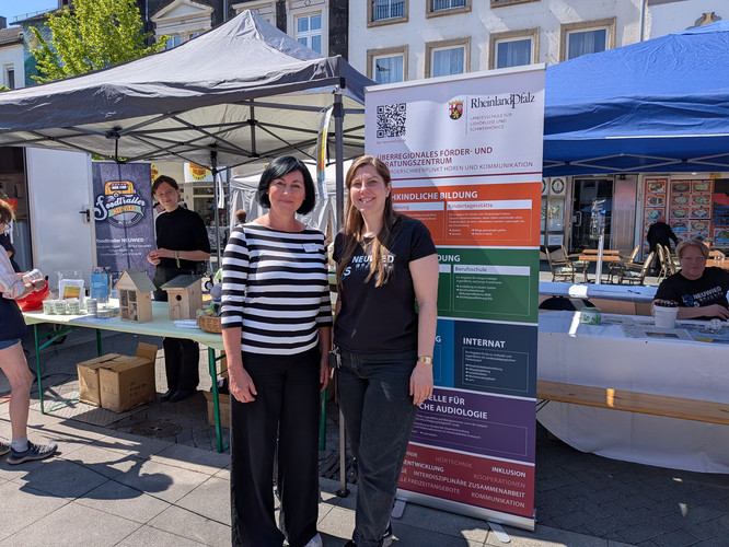 Auf diesem Bild sieht man Kerstin Comes und Lena Kortus.