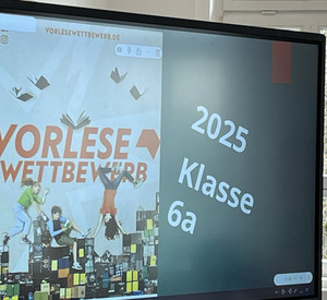 Auf dem Bild sieht man ein Panel mit dem Logo des Vorlesewettbewerbs.