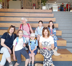 Auf diesem Bild sieht man die Klasse 3-7 mit zwei Lehrerinnen auf einer Treppe.