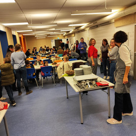 B&U-Tag 2025 – „Grundlagen im Förderschwerpunkt Hören und Kommunikation“ und „Stark im Team“ Auf diesem Bild sieht man eine Gruppe beim gemeinsamen Essen.