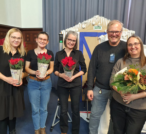 Auf diesem Bild sieht man die Autorin mit mehreren Lehrkräften der Schule.