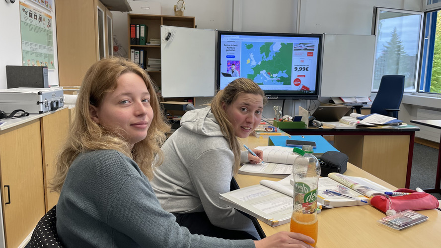 Auf diesem Bild sieht man zwei Schülerinnen im Unterricht.