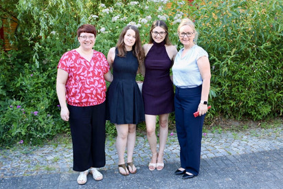 Auf diesem Bild sieht man zwei Fachleiterinnen und zwei Lehramtsanwärterinnen.