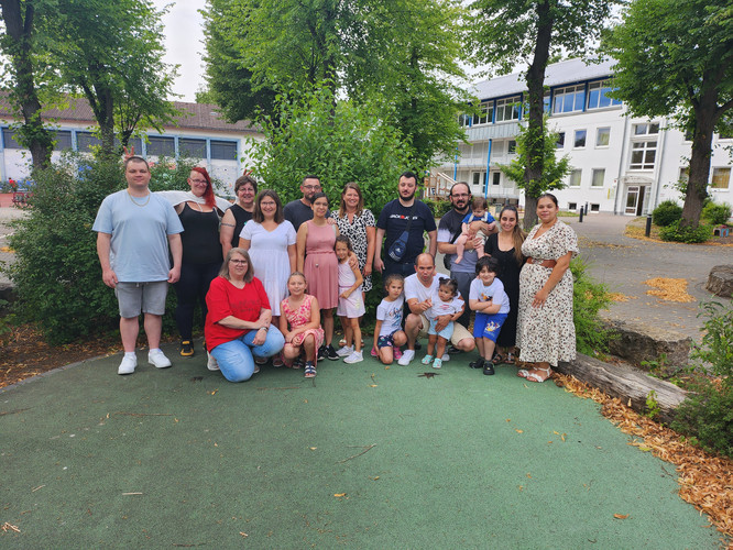 Auf diesem Bild stehen alle Ehemaligen mit ihren Familien und den Mitarbeiterinnen der LGS.