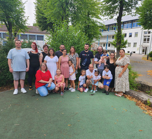 Auf diesem Bild stehen alle Ehemaligen mit ihren Familien und den Mitarbeiterinnen der LGS.