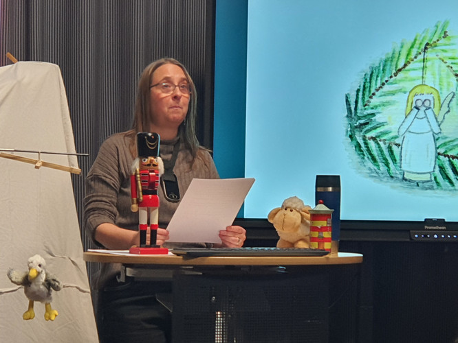 Auf diesem Bild sieht man Sandra Ernst bei der Lesung.