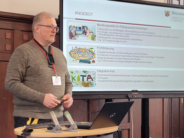 Auf diesem Bild sieht man den Schulleiter Martin Ernst.