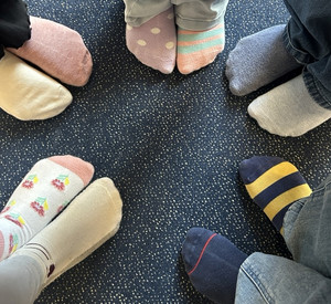 Auf diesem Bild sieht man verschiedene Socken.
