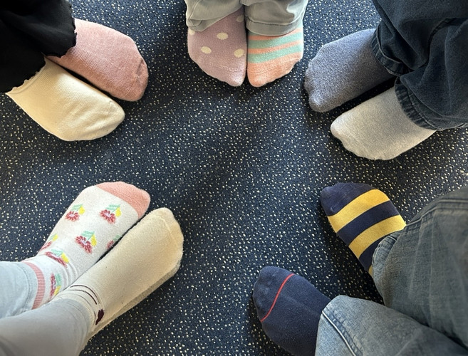 Auf diesem Bild sieht man verschiedene Socken.