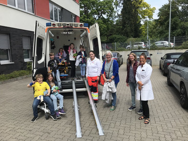 Besuch der „Frösche“ in der  „Kiddi-Ambulanz“ im DRK-Krankenhaus Neuwied