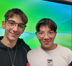 Auf diesem Bild sieht man die neuen Schülersprecher vor einem Panel