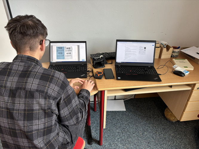 Auf diesem Bild sieht man einen Schüler an einem Laptop.