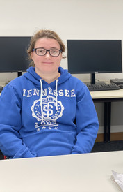 Auf diesem Bild sieht man eine Schülerin der Berufsschule.