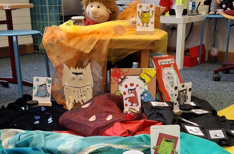 Auf diesem Bild sieht man viele Lernmaterialien.