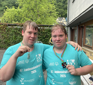 Auf diesem Bild sieht man zwei erfolgreiche Schüler der LGS Neuwied.