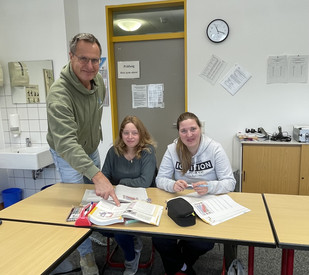 Auf diesem Bild sieht man Herrn Ramershoven mit zwei Schülerinnen.