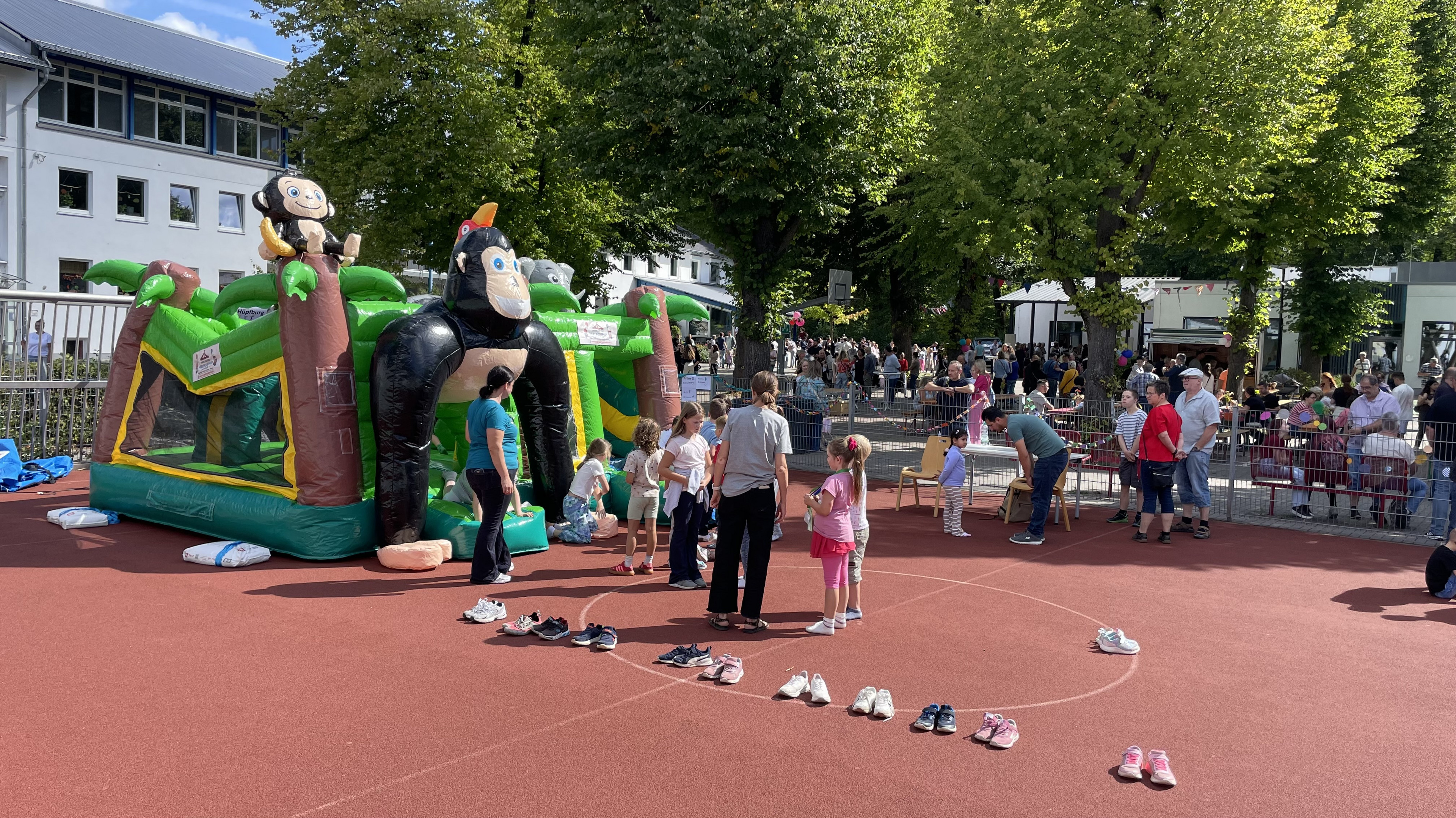 Auf diesem Bild sieht man eine Hüpfburg mit Kindern.