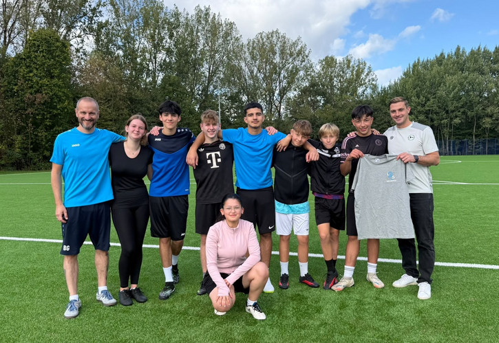 Auf dem Bild sieht man die Schulmannschaft auf dem Trainingsgelände von Arminia Bielefeld.