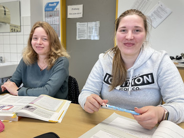 Auf diesem Bild sieht man zwei Schülerinnen.