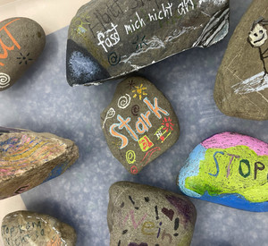 Auf diesem Bild sieht man selbst gestaltete Steine.