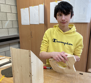 Schüler beim Arbeiten mit Holz in der HWK Koblenz