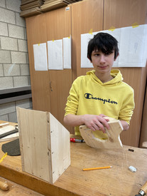 Schüler beim Arbeiten mit Holz in der HWK Koblenz