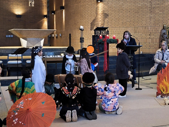 Auf diesem Bild sieht man Kinder beim Krippenspiel.