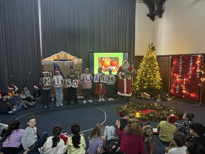 Auf diesem Bild sieht man die Nikolausfeier der LGS in der Aula.