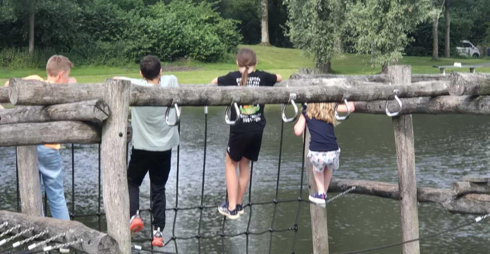 Auf diesem Bild sieht man Schüler, die in einem Wasserparcours balancieren.