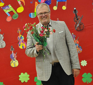 Martin Ernst mit einem Blumenstrauss der Kita-Kinder