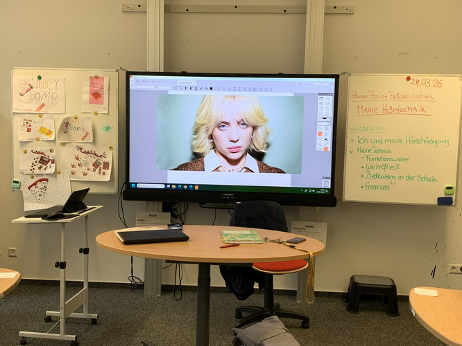 Auf diesem Bild sieht man ein Panel mit einem Foto von Billie Eilish.