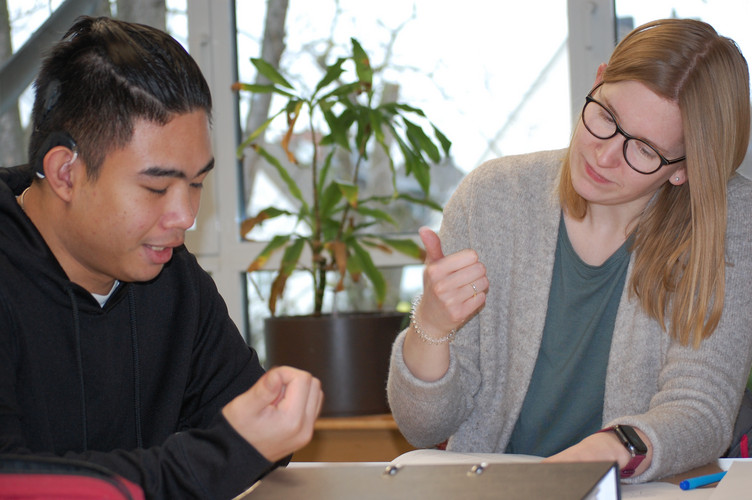 Auf diesem Bild sieht man eine Lehrerin mit einem Schüler.