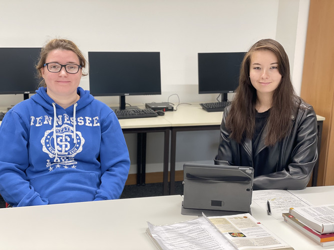 Auf diesem Bild sieht man zwei Schülerinnen.