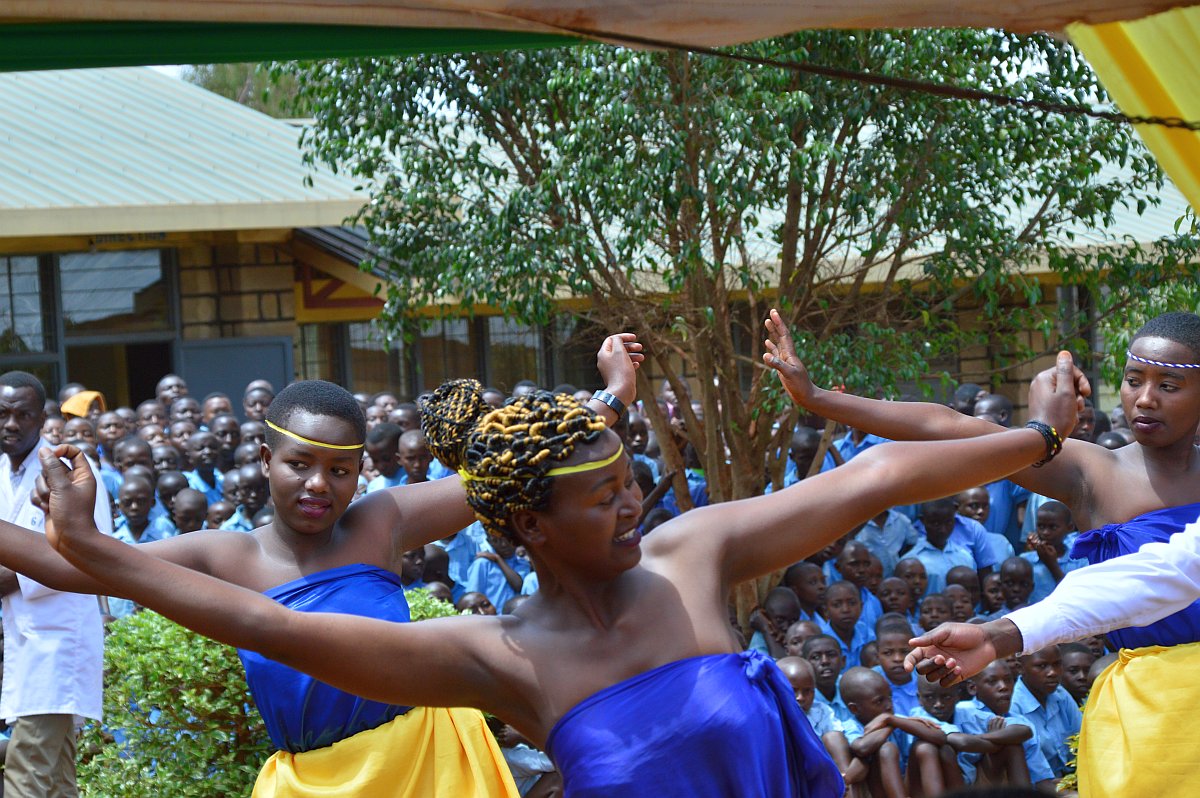 Tanzvorführung an der Groupe Scolaire Gahima im Distrikt Ngoma